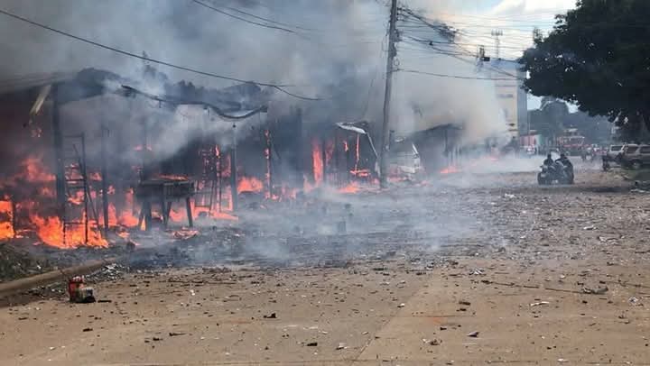 Al menos 12 puestos donde venden cohetes son consumidos tras voraz incendio en Catacamas, Olancho