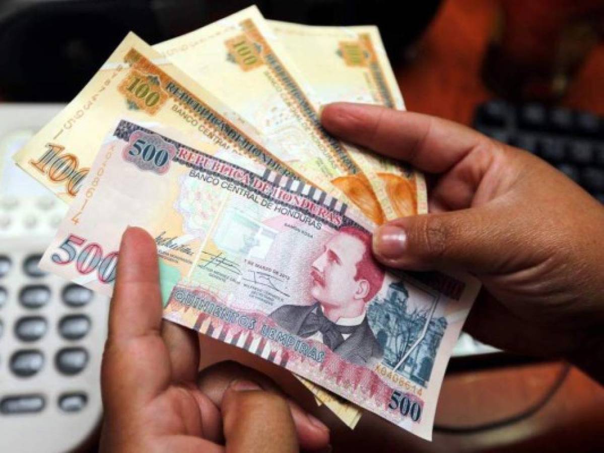 Economista lamenta que al menos la mitad de la población económicamente activa, no recibe sueldos adecuados en su trabajo