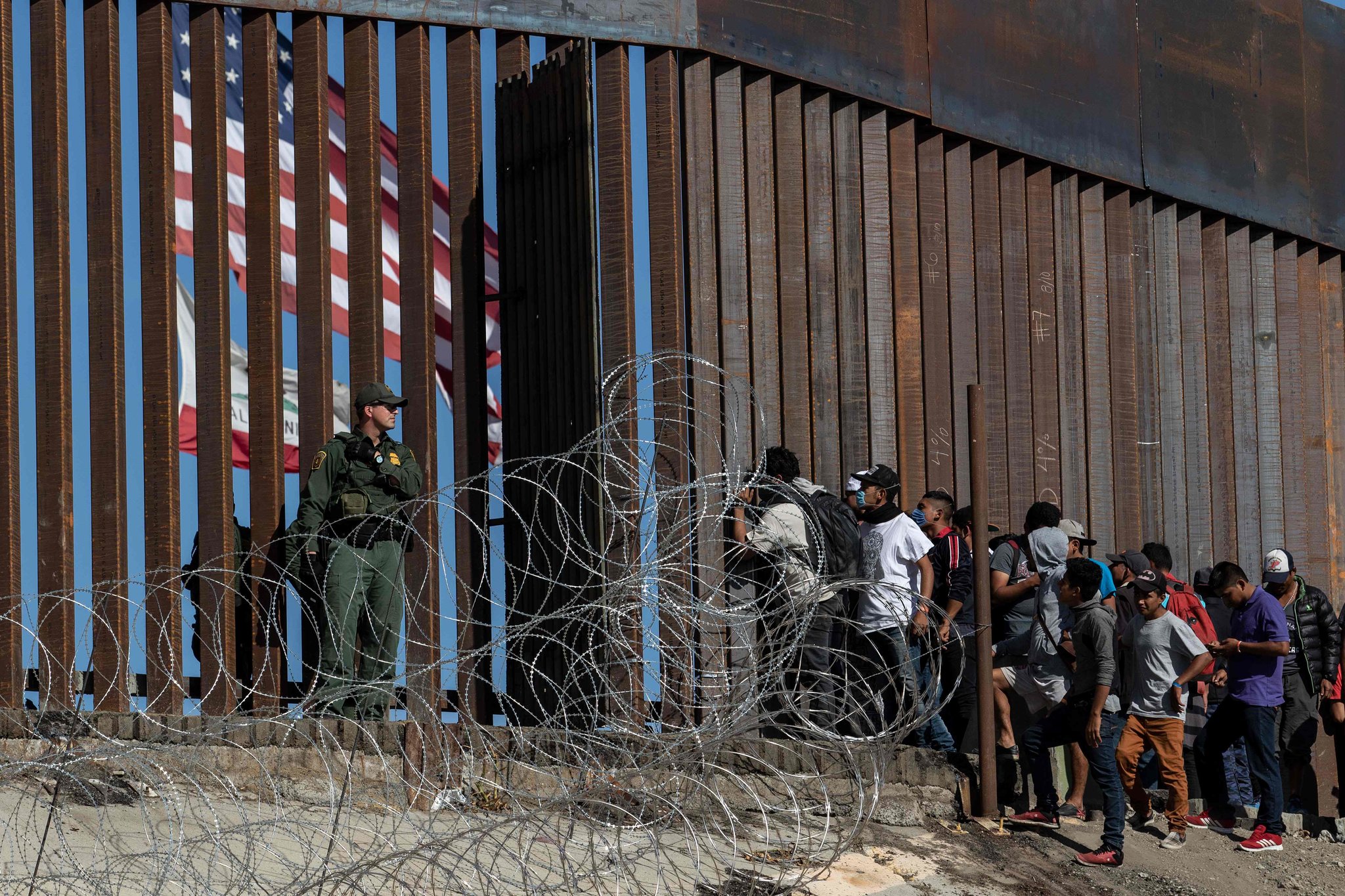 Los cruces de migrantes por la frontera entre EE.UU. y México cayeron en noviembre, según un alto funcionario