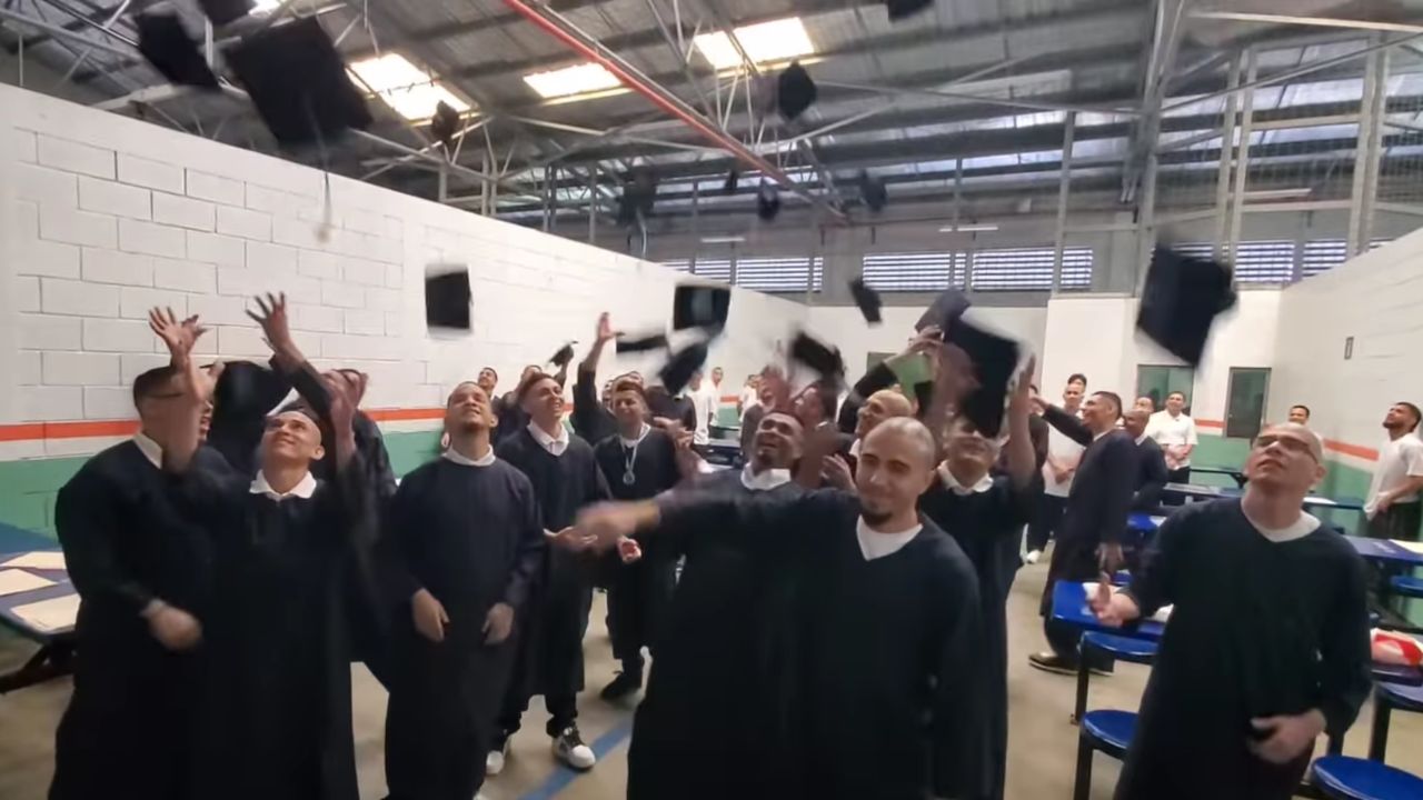 Más de 30 reos se gradúan de primaria en “El Pozo” en Ilama Santa Bárbara