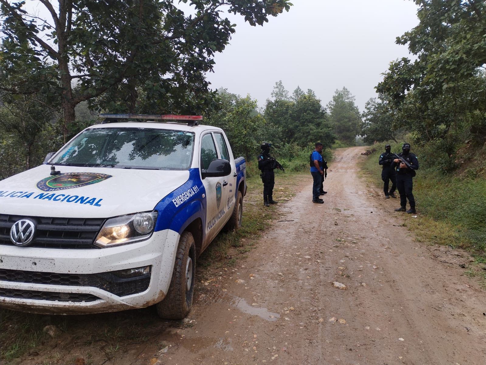 Policía Nacional mantiene acordonado el lugar donde asesinaron a maestra en Gualaco para diligencias de exhumación
