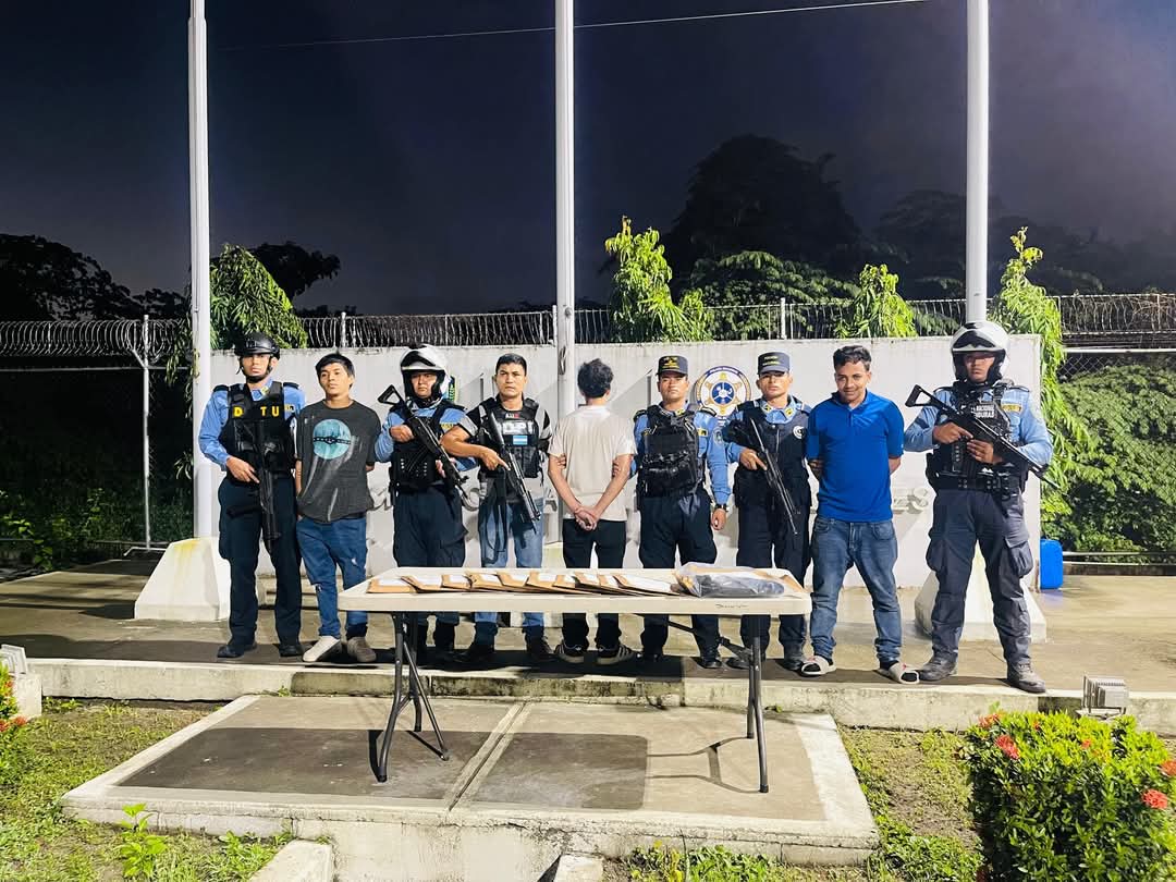 Autoridades policiales capturan infraganti a tres personas señaladas de robo con violencia e intimidación en San Pedro Sula