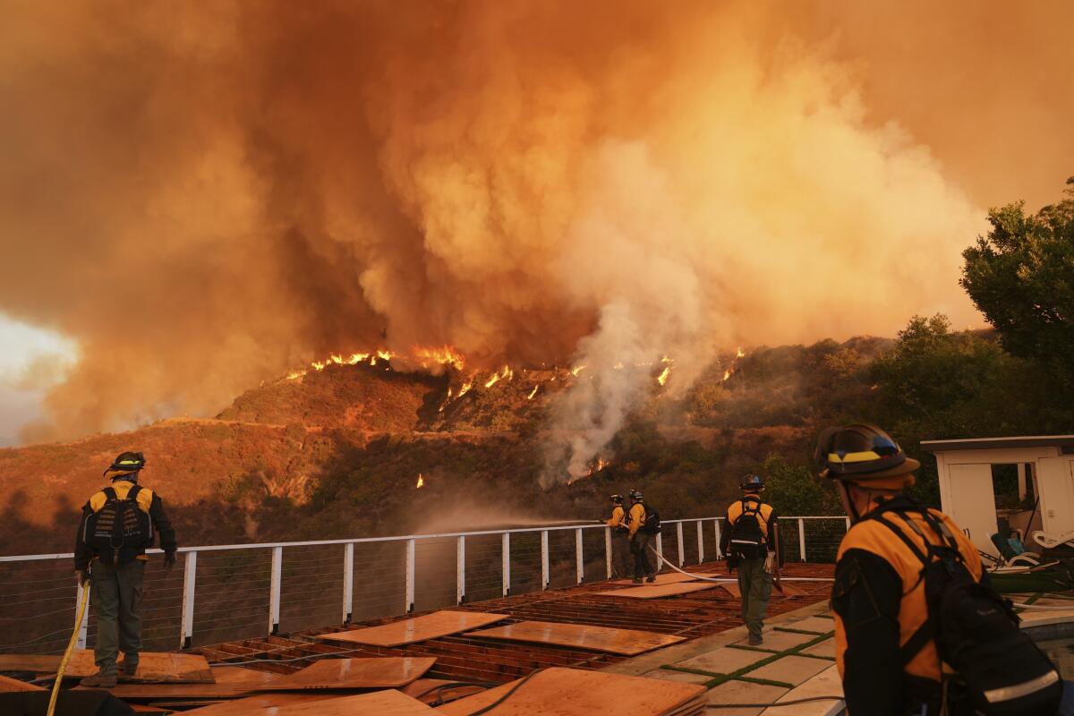 Incendios en Los Ángeles: aumenta a 24 la cifra de muertos mientras crece la preocupación por los fuertes vientos