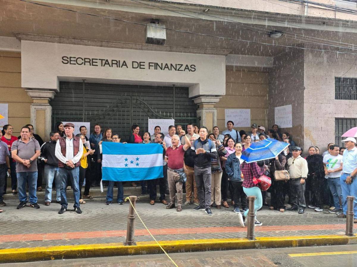 Docentes siguen en paro de labores exigiendo el pago de salarios sin recibir respuestas