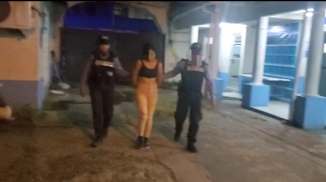 Supuesta integrante de la Mara Salvatrucha MS-13 es detenida en posesión de droga en San Pedro Sula