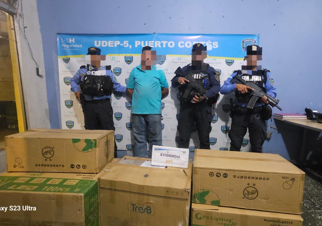 Policías de la UDEP-5 detienen a un hombre por contrabando en Omoa, Cortés