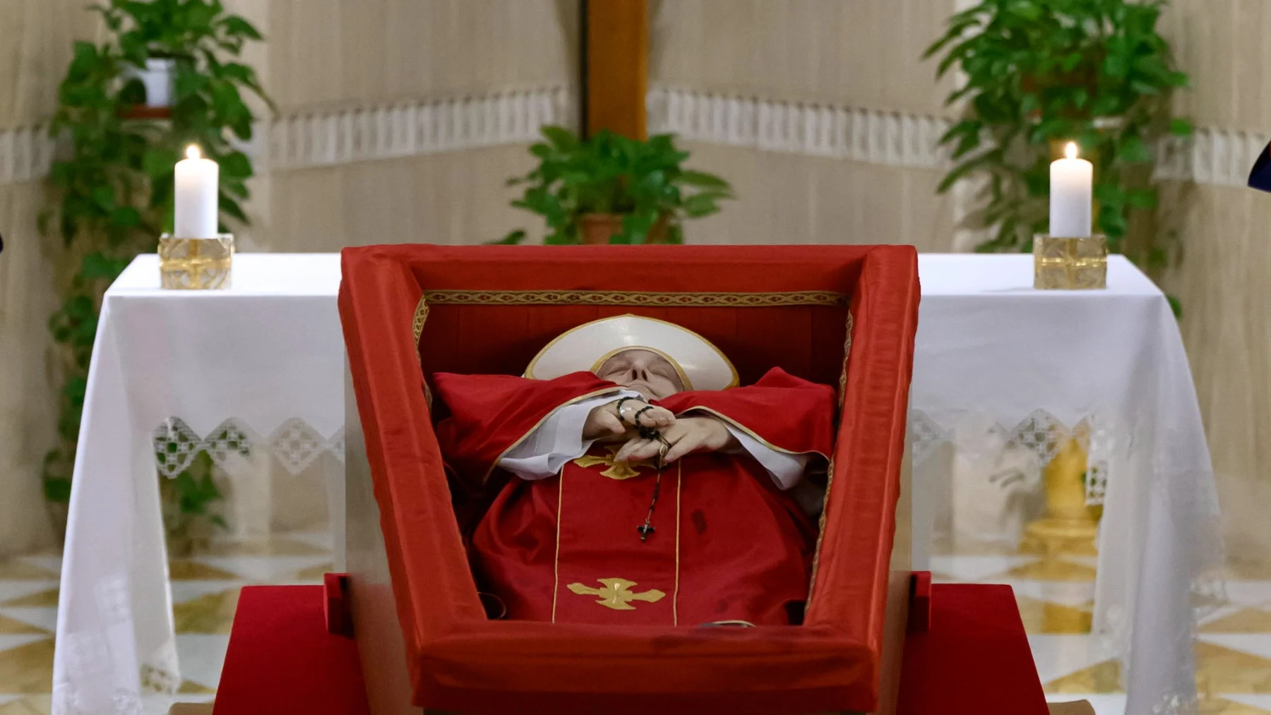 Vaticano difunde primeras imágenes del papa Francisco durante su velorio