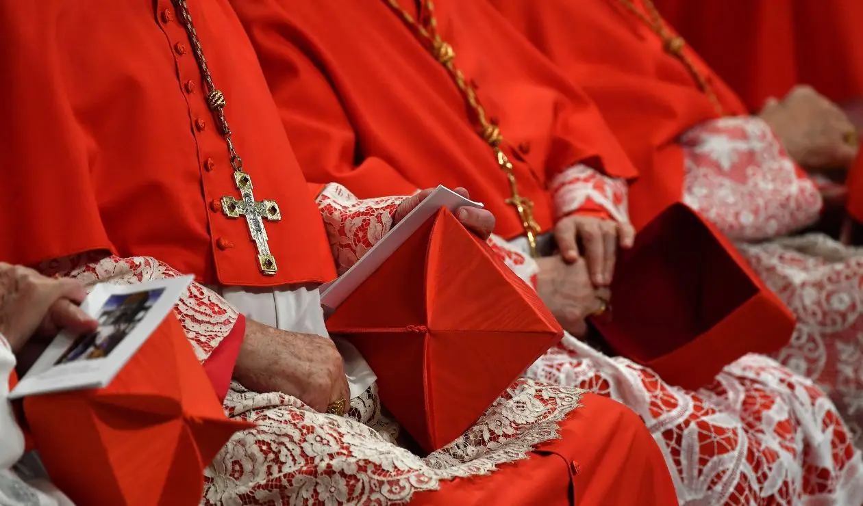 ¿Cuántos votos se necesitan para elegir al Papa tras tercera fumata negra?