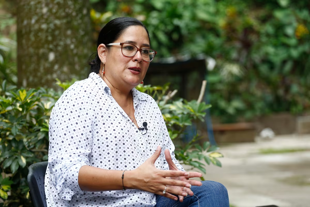 Arrestan en El Salvador a jefa de Anticorrupción y Justicia de Cristosal, ONG crítica de Bukele