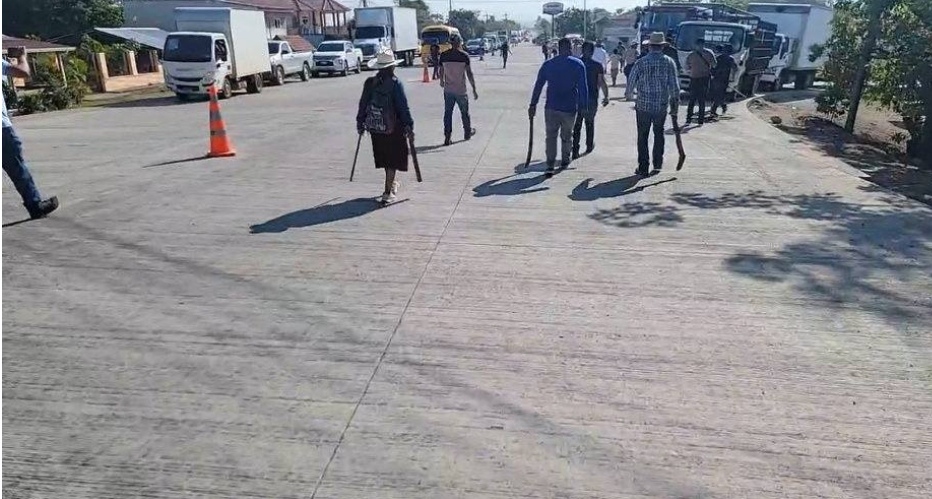 Pobladores se toman la CA-4 exigiendo pavimentación entre Ocotepeque y Lempira