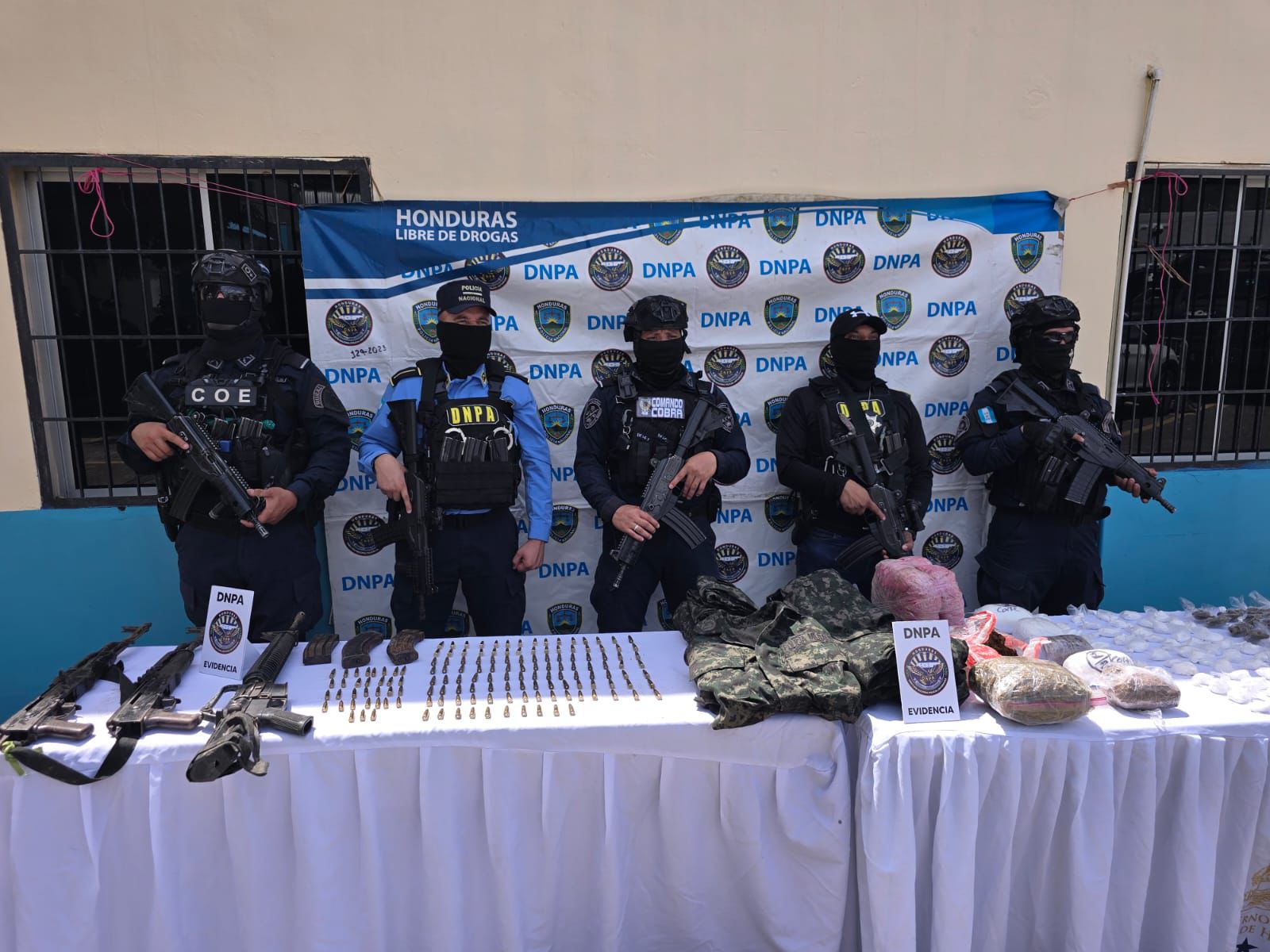 DNPA decomisa fusiles de guerra, droga e indumentaria militar en vivienda allanada en El Progreso, Yoro