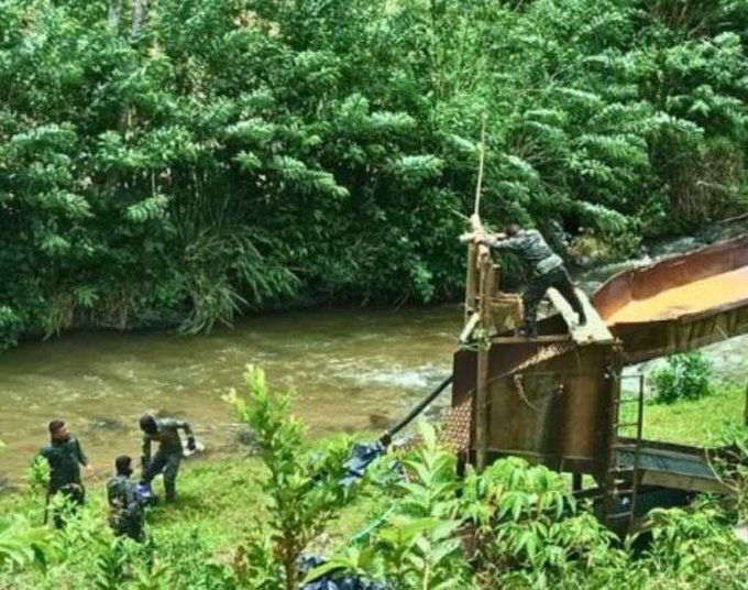 Decomisan draga de minería ilegal en Cuyamel y detienen un operario colombiano