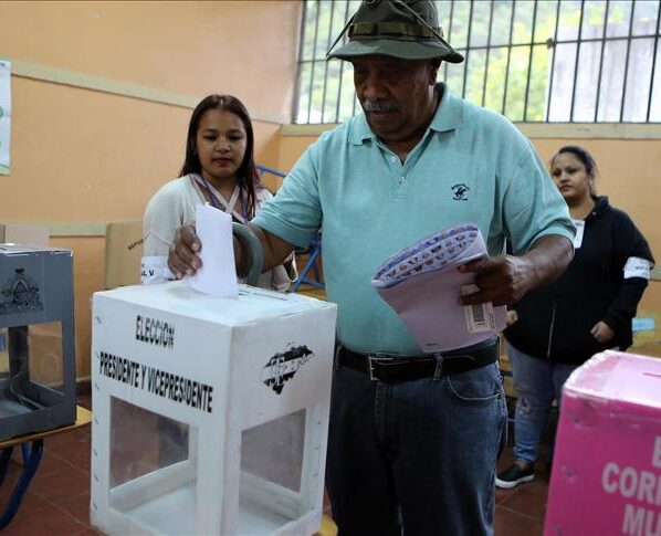 Un ciudadano hondureño ejerce su voto en uno de los centros capitalinos.(Foto de Archivo)