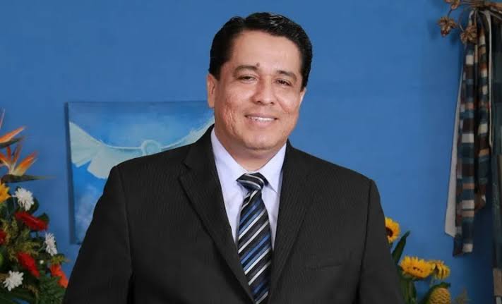 Pastor Roy Santos acusa a Manuel Zelaya de promover caos político para buscar negociaciones y evadir la justicia