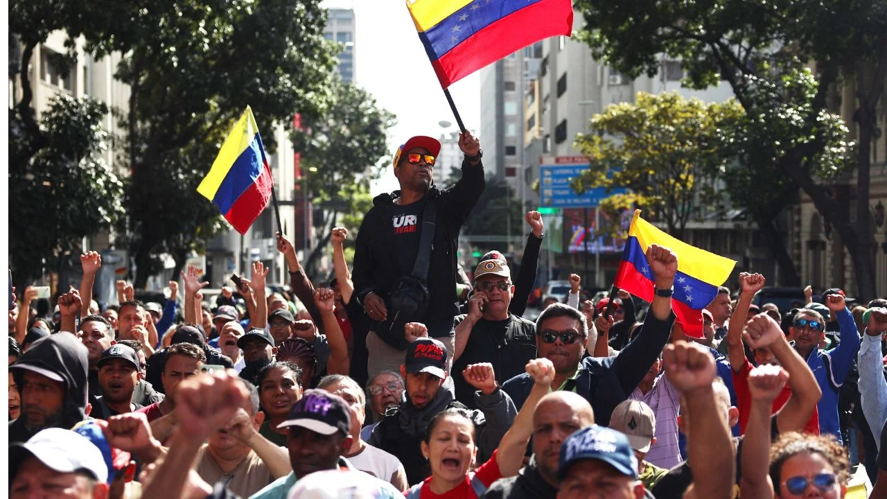 Simpatizantes chavistas se movilizan en Caracas exigiendo el regreso de Nicolás Maduro tras anuncio de su detención por parte de Estados Unidos