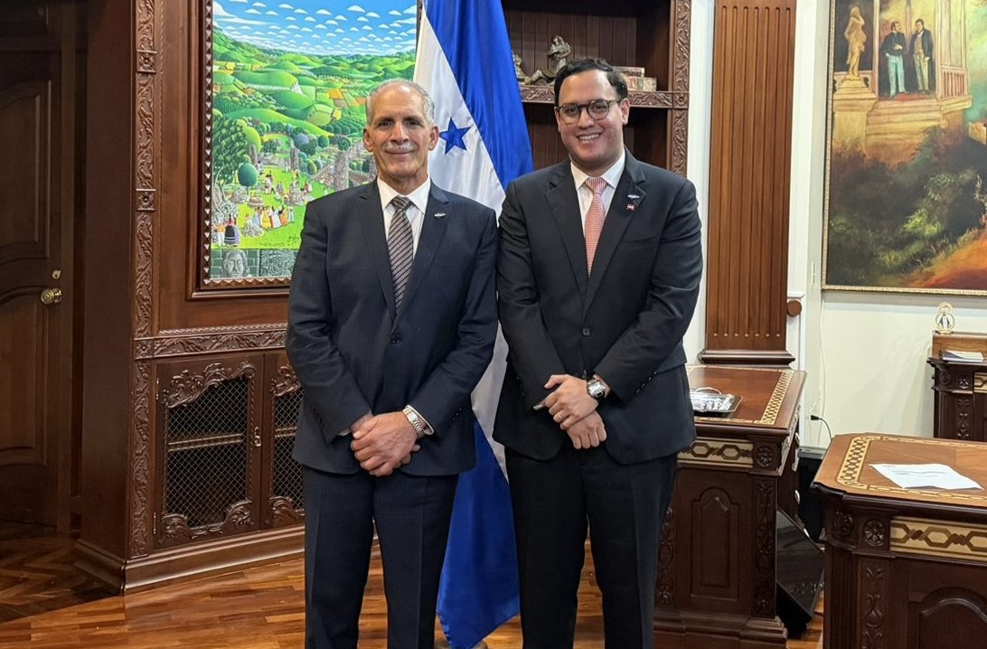 Raúl Valladares Pavón, joven liberal, asume como director interino del INJUPEM