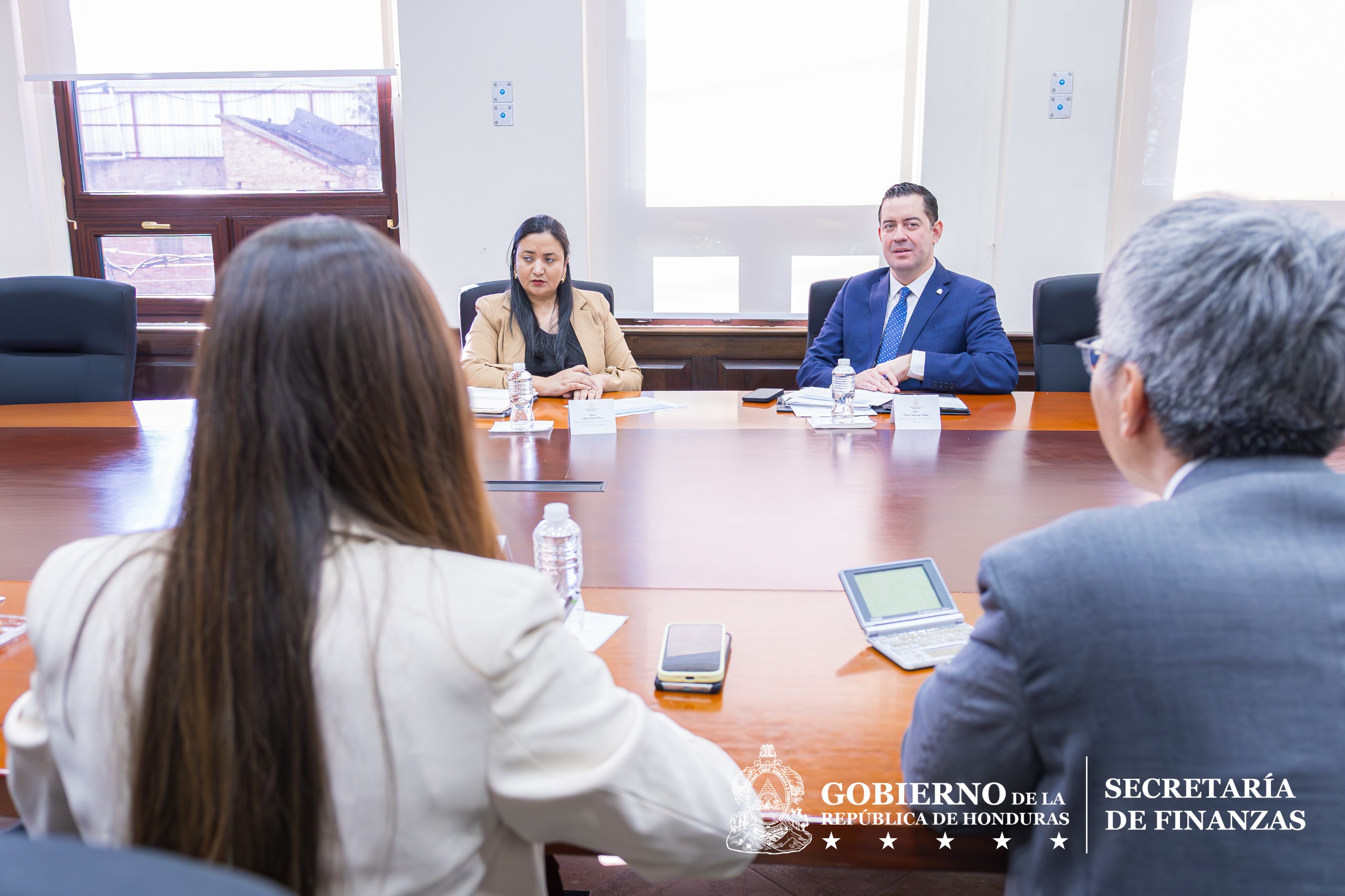 Autoridades de Finanzas reciben visita de Representante de JICA
