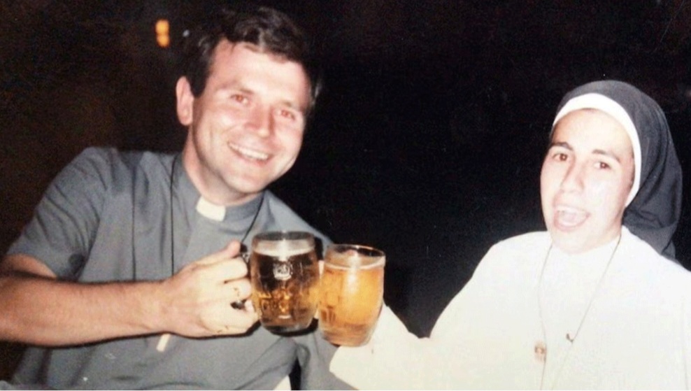 De sacerdote y monja a pareja por 30 años, la historia de amor que desafió al destino
