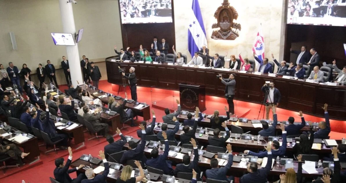 Diputados hondureños definirán su posición sobre juicio político ante presión ciudadana