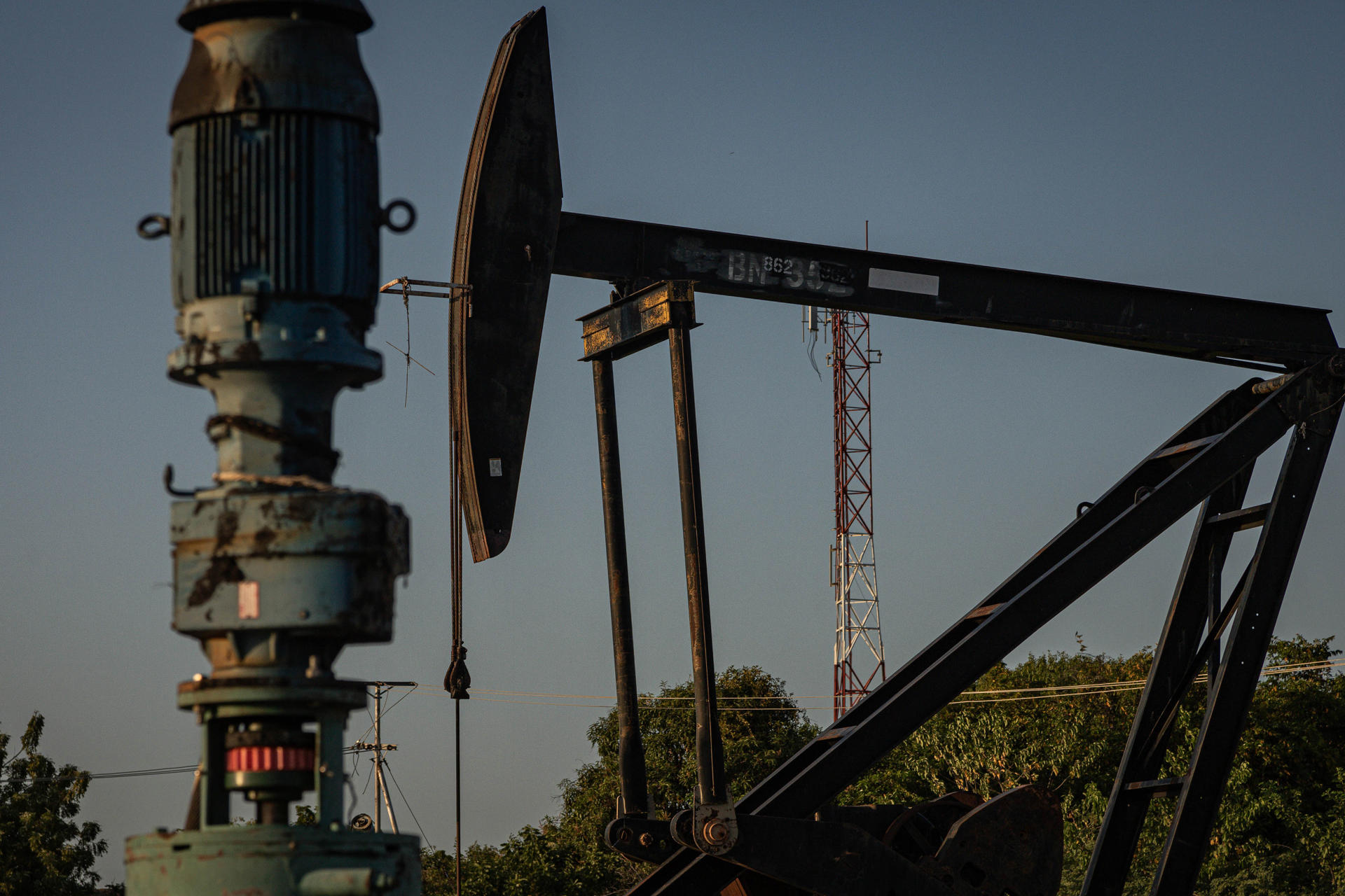 Petróleo de Texas baja un 2,67 % tras decisión de EE. UU. de levantar veto a crudo ruso
