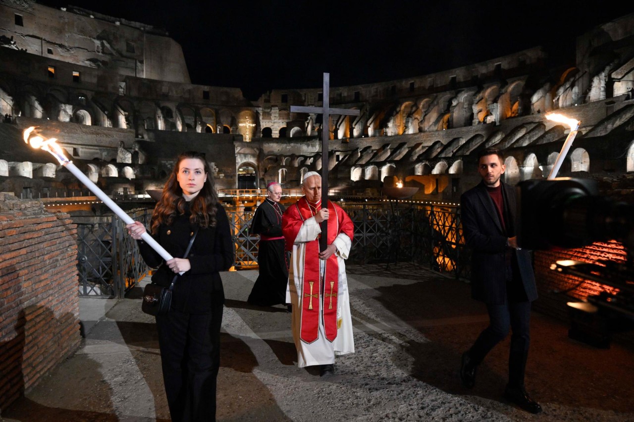 El Papa León XIV lidera el Vía Crucis en el Coliseo de Roma este Viernes Santo