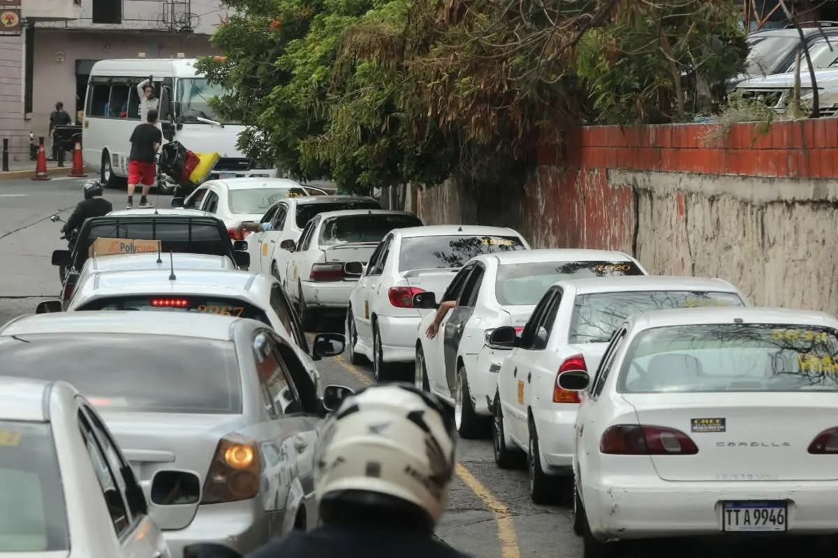 IHTT analiza ajuste temporal a tarifa de taxi ante alza en combustibles