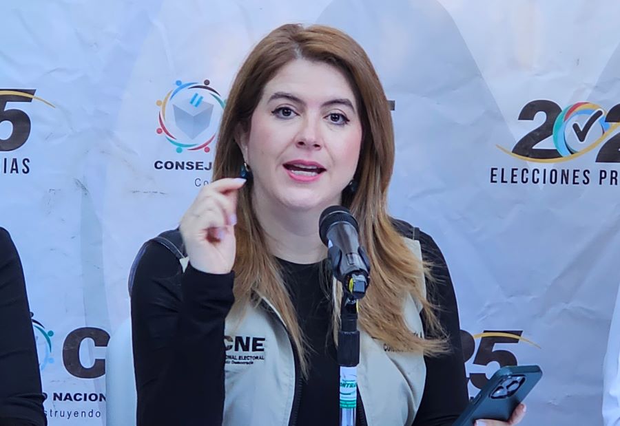 Cossette López desmiente que haya condicionado su comparecencia al Congreso