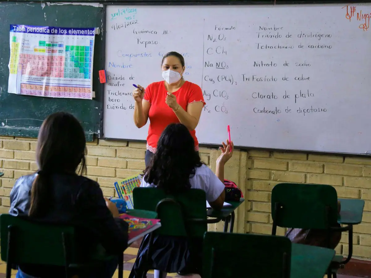 Aumento a maestros ya es oficial: salarios subirán hasta más de L2,000 desde mayo