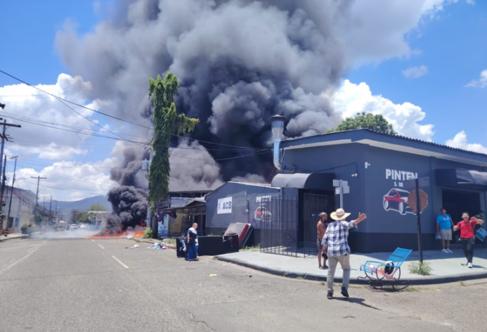 Voraz incendio en barrio Medina de San Pedro Sula deja cuantiosas pérdidas materiales