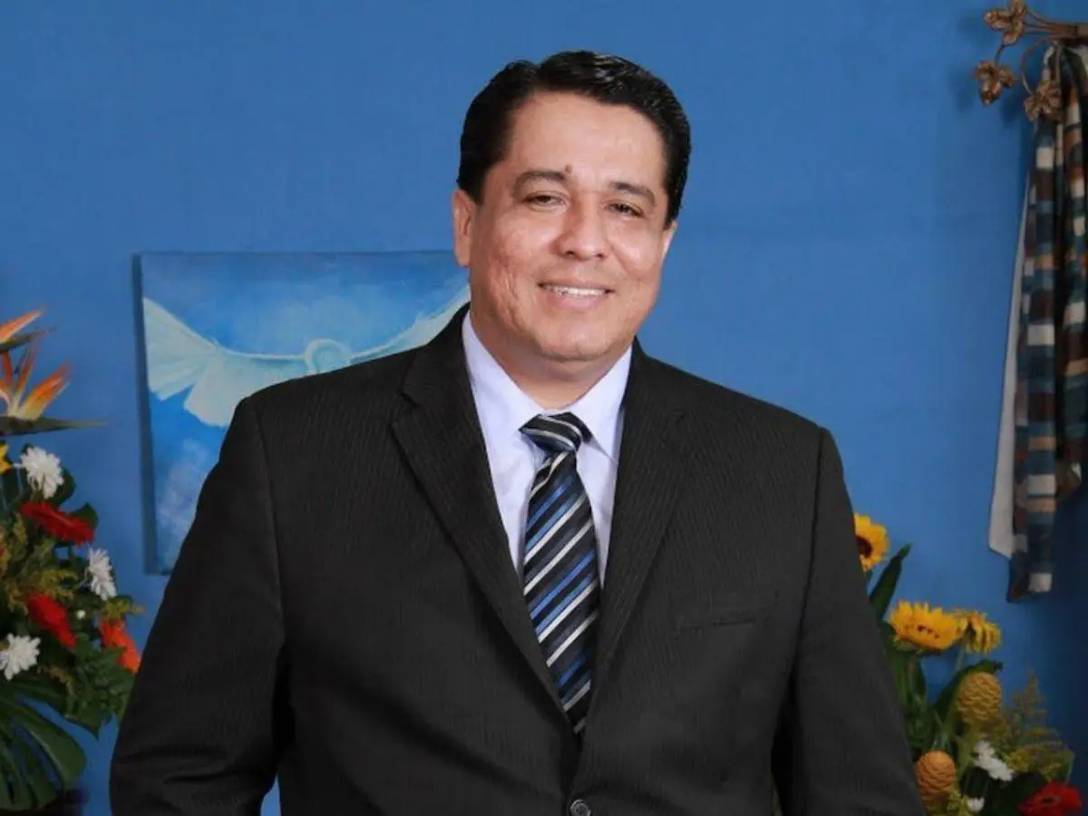 Roy Santos celebra retiro del retrato de Luis Redondo y lo califica como paso para restaurar el Estado de derecho