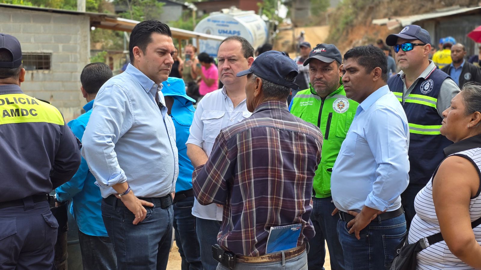 Alcaldía capitalina distribuye 13 mil galones de agua gratuita en colonia Los Pinos