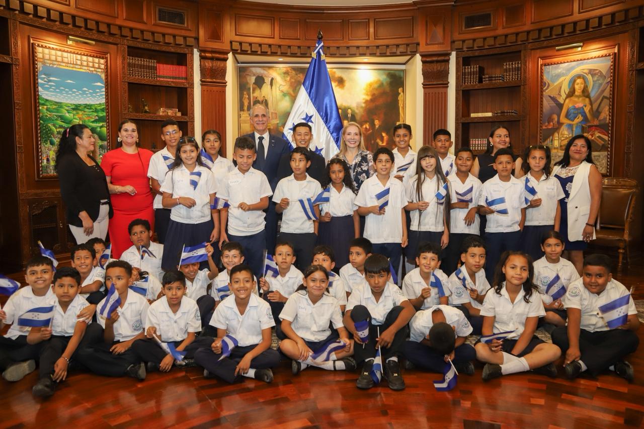 Casa Presidencial recibe a alumnos de escuela apoyada por Shin Fujiyama