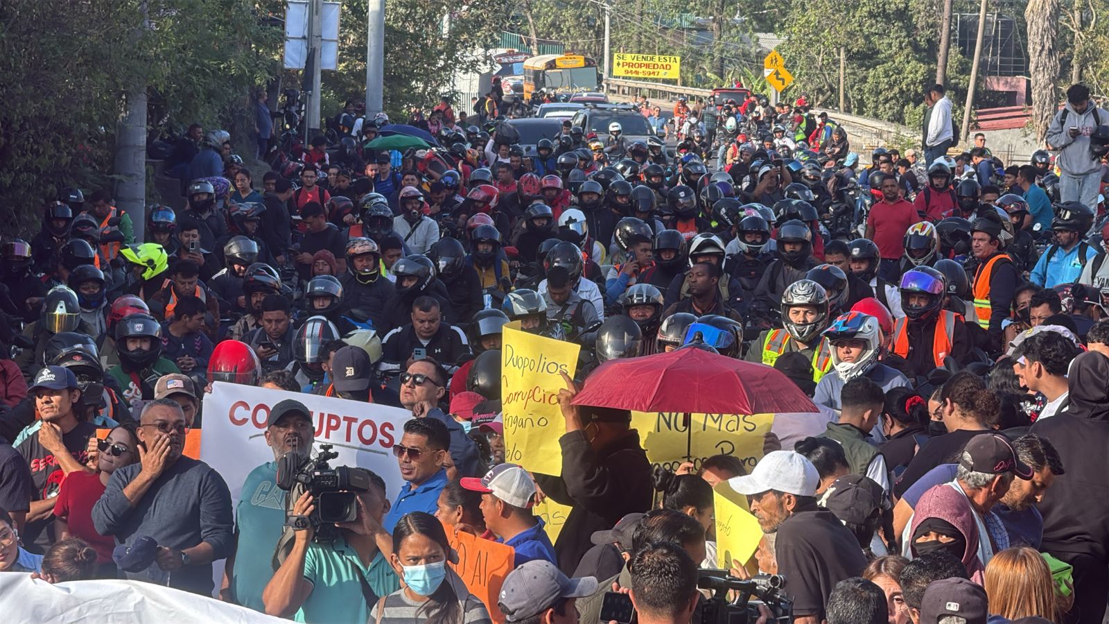 Gobierno y transportistas de carga pesada logran acuerdo y suspenden bloqueos por regulación del cemento