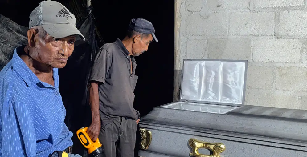 “Solo se dedicaban a trabajar”: dolor de padre tras masacre de 19 personas en finca del Caribe hondureño