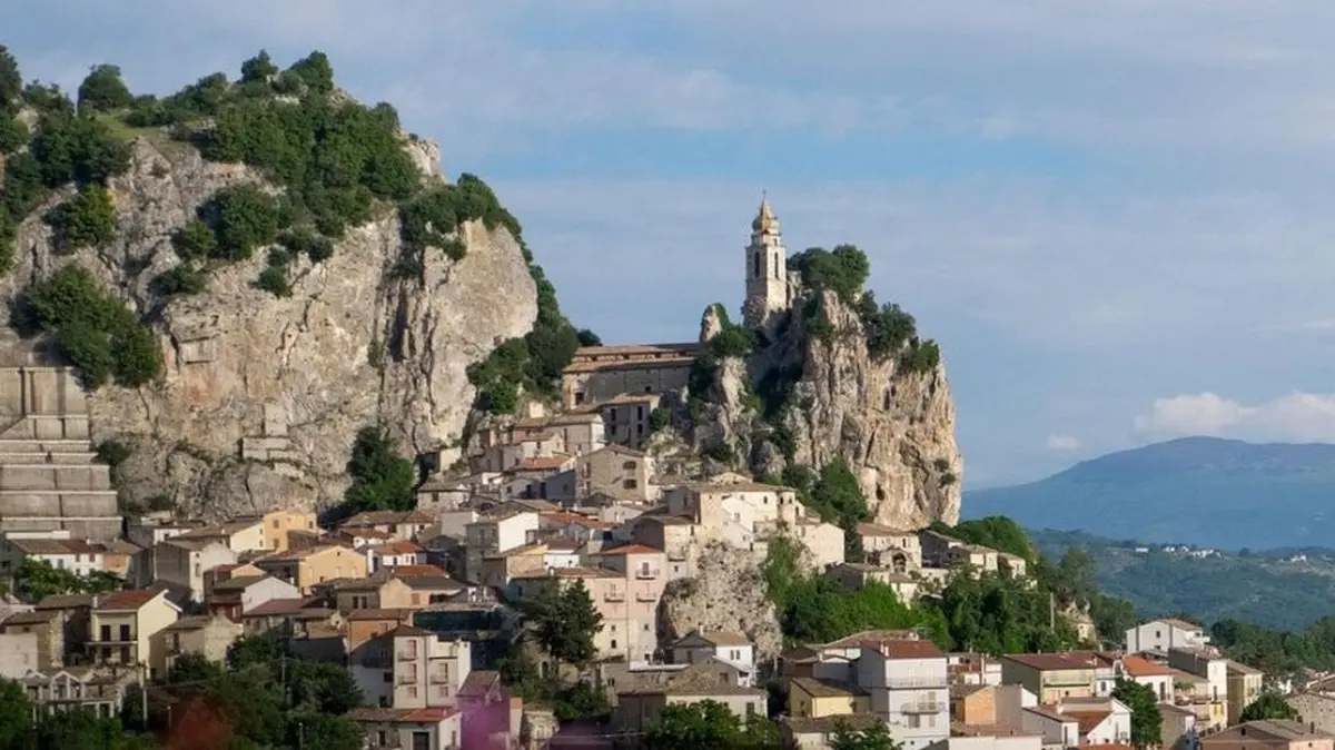 Pueblo en Italia ofrece viviendas y hasta 44 mil euros para atraer nuevos residentes y frenar la despoblación