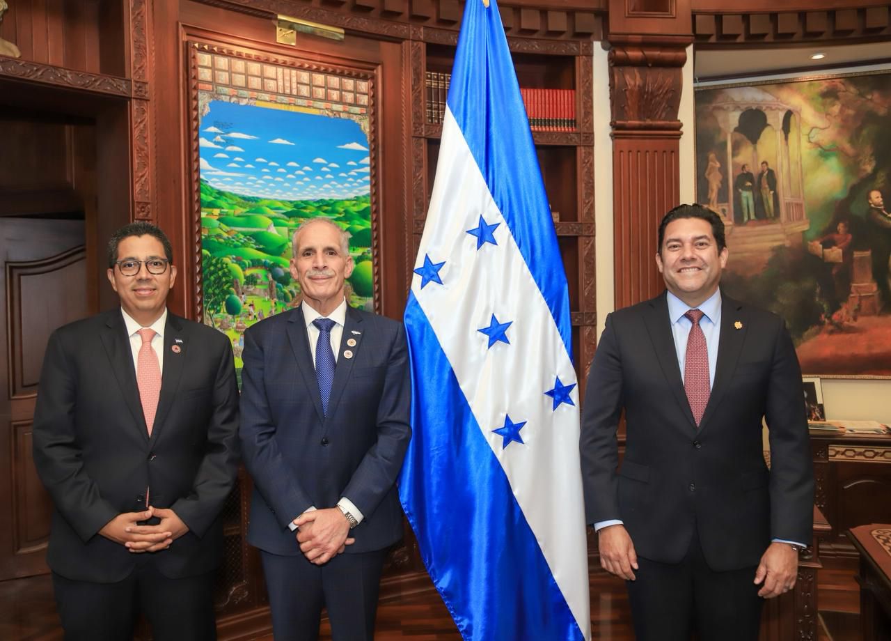 Juan Diego Zelaya presenta resultados de congreso sobre gestión de riesgos al presidente Asfura