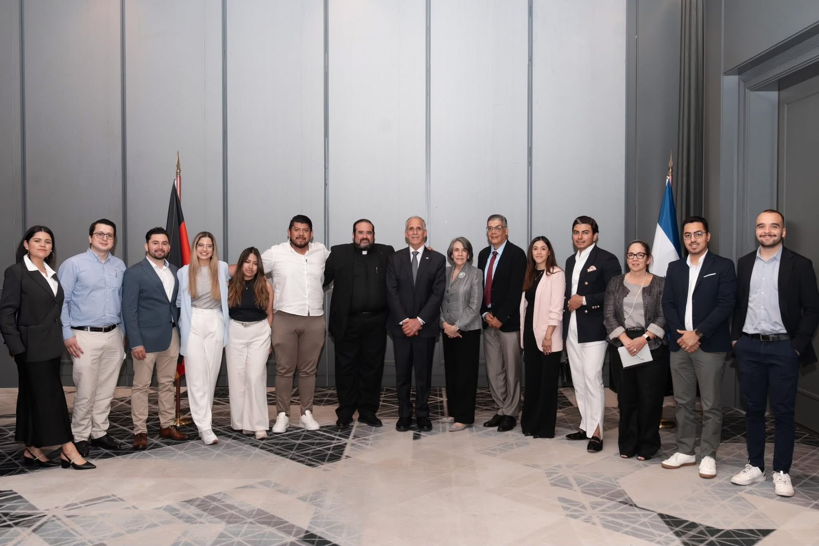Presidente Asfura se reúne con la diáspora hondureña en Alemania para intercambiar impresiones sobre el país