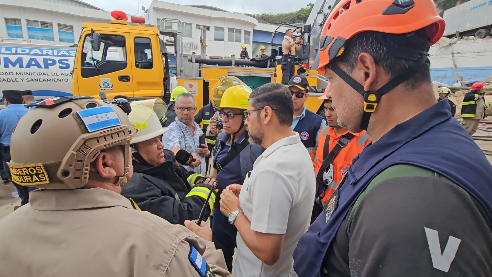 Equipos de la Alcaldía se suman a labores de atención de incendio generado por derrumbe en la capital