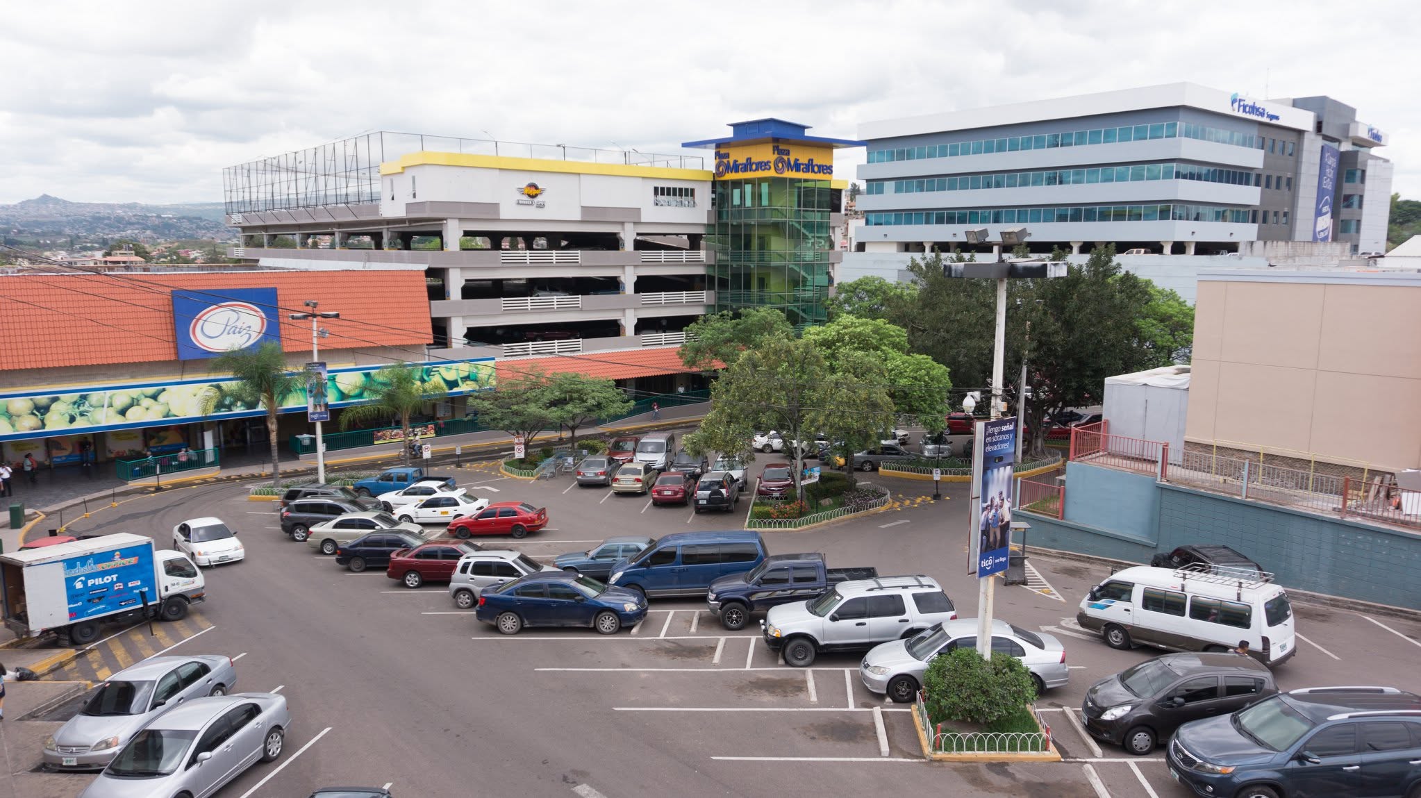 ¿Puede un centro comercial ser responsable si dañan o roban tu vehículo en el parqueo?