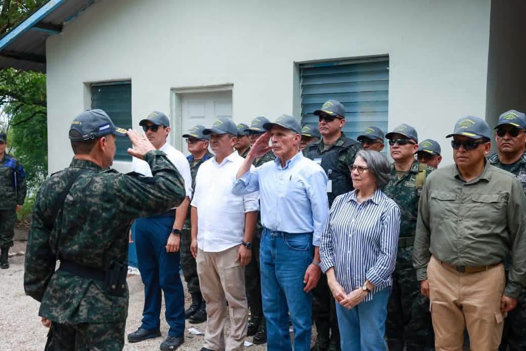 Presidente Asfura conmemora el 57 aniversario del cese de hostilidades de 1969 con la izada de la Bandera Nacional en la Isla Conejo
