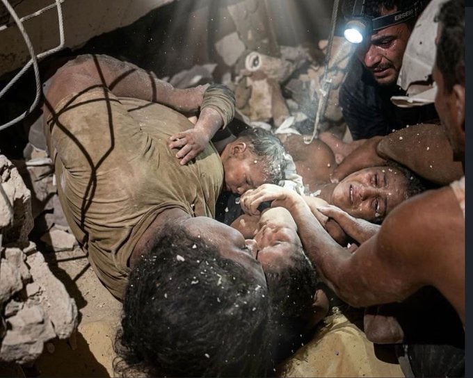 Una madre mantiene con vida a sus hijos durante 11 días atrapados bajo los escombros en Venezuela