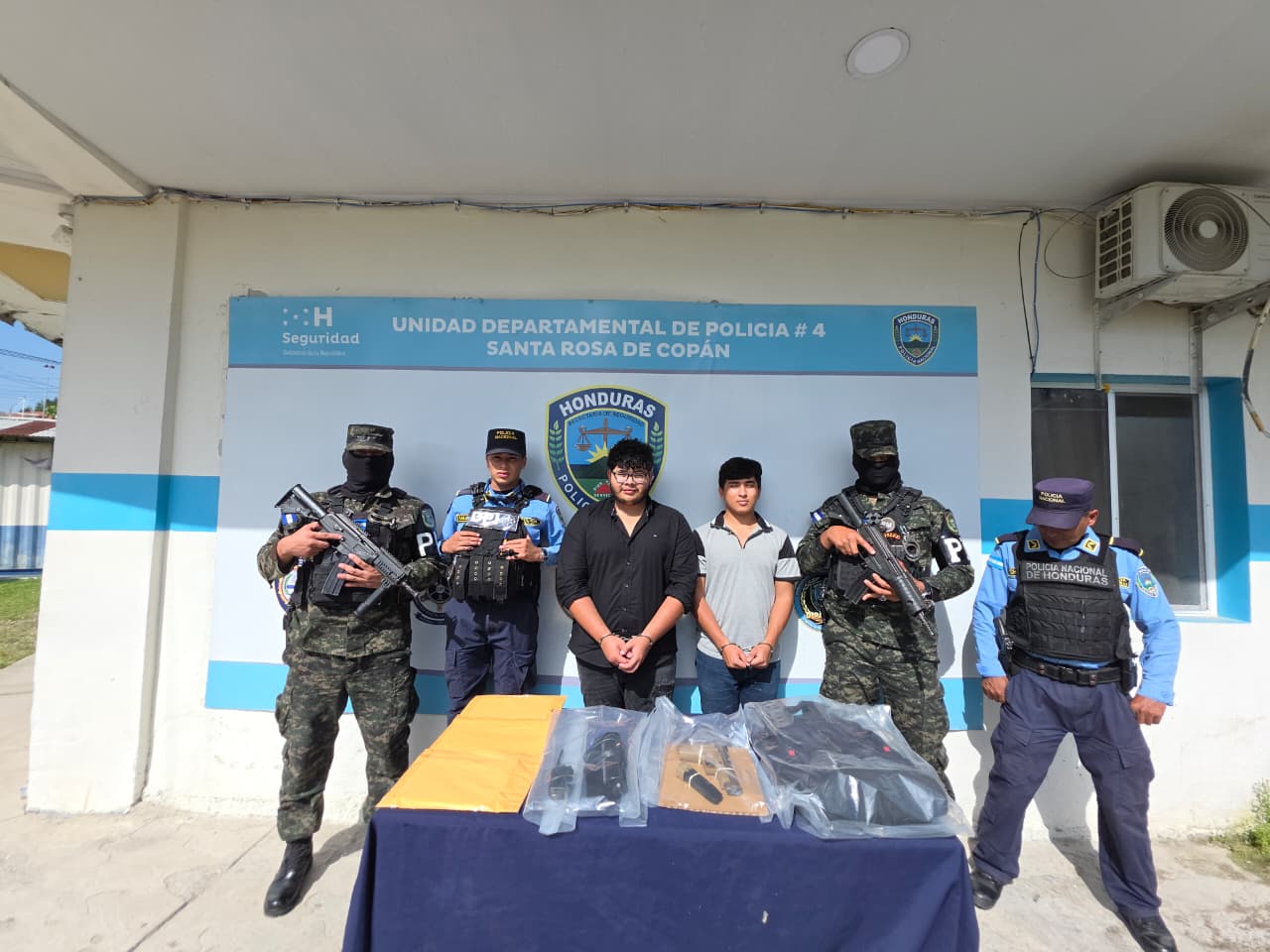 PMOP captura a dos personas y decomisa armas, droga y equipo policial en Santa Rosa de Copán