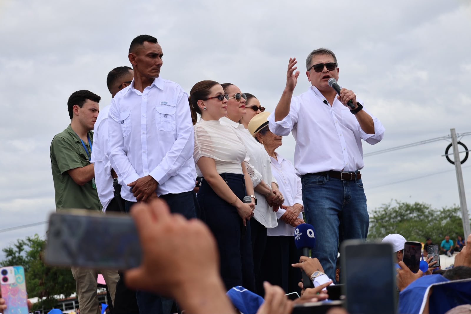 Del uniforme de extradición al abrazo de sus seguidores: las imágenes del regreso de JOH