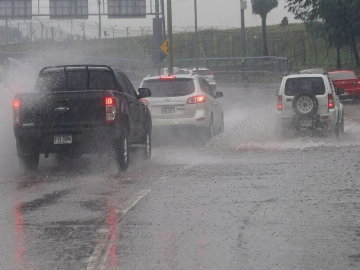 Dos ondas tropicales provocarán lluvias en Honduras durante esta semana según COPECO