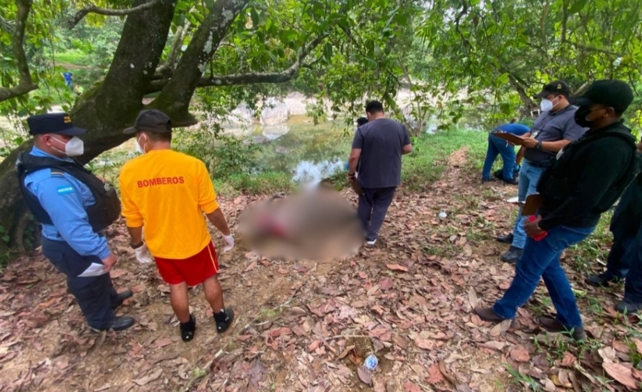 Cuerpo de Bomberos recupera cadáver de hombre en río de Atlántida