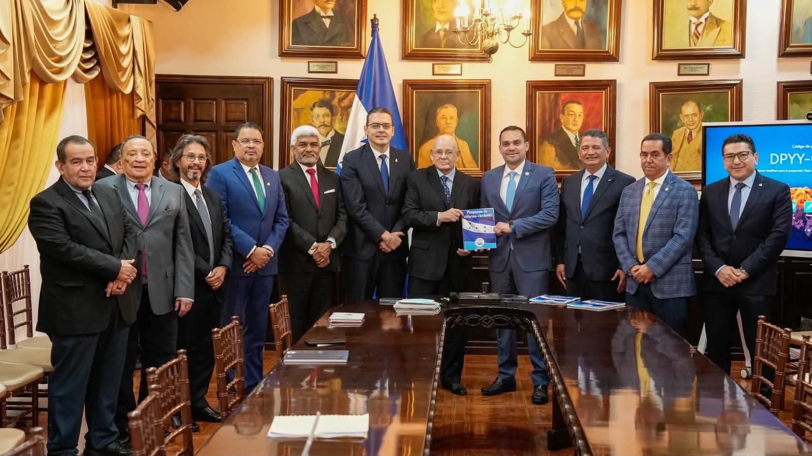 CNE recibe propuesta para actualizar la Ley Electoral y fortalecer los procesos democráticos