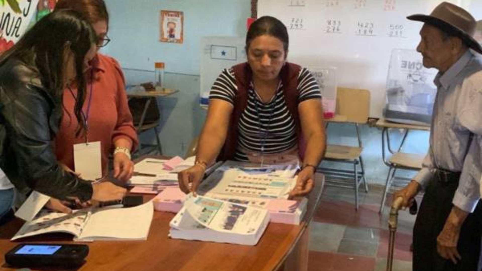 Proponen eliminar control partidario de las mesas electorales y que ciudadanos sean seleccionados por sorteo