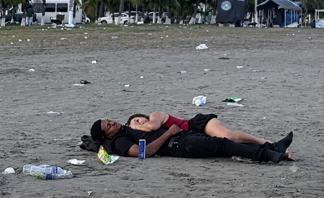 ¡Cinco estrellas! Pareja estrena “suite” entre botellas y basura en Puerto Cortés