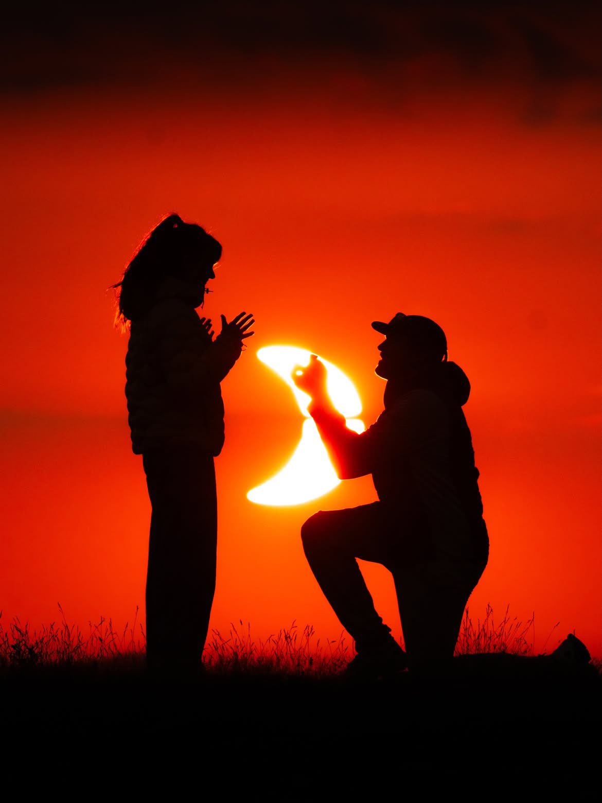Bajo un eclipse solar, le pidió matrimonio a su novia y vivió un momento de película