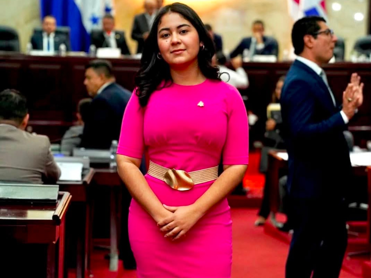 Diputada de Libre Jeniffer Díaz Ponce roba miradas en el Congreso Nacional y genera comentarios en redes